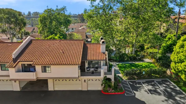 an outdoor view of a house with street view