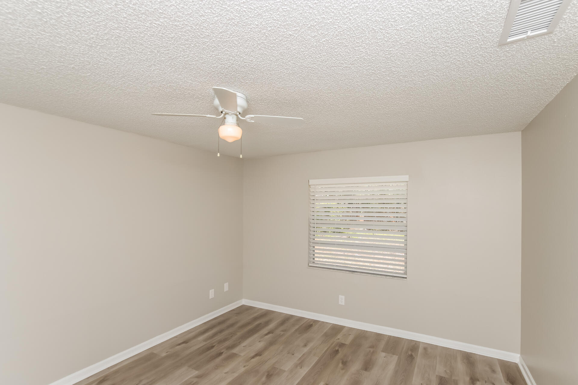 3386 Jay Tee Drive Melbourne, FL 32901 - Photo 8 of 16 an empty room with a window