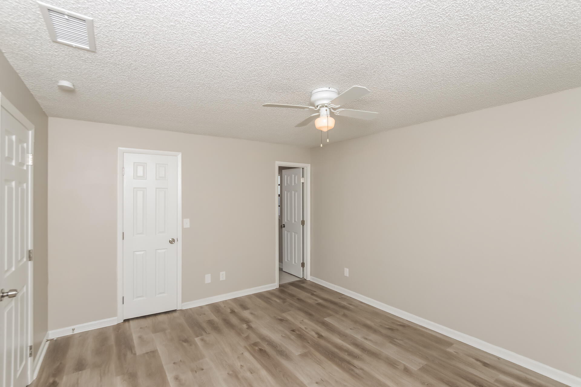 3386 Jay Tee Drive Melbourne, FL 32901 - Photo 9 of 16 an empty room with a mirror and a window