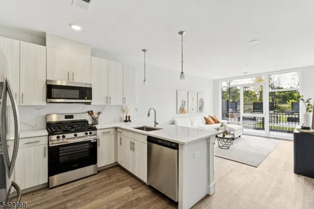 $2,365 | 140 West Webster Avenue, Unit 106, Roselle Park, NJ 07204