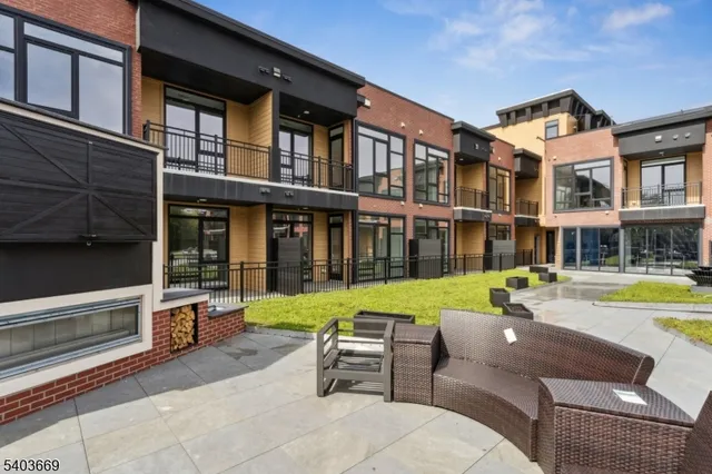 $2,365 | 140 West Webster Avenue, Unit 106, Roselle Park, NJ 07204