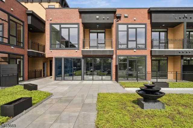 $2,365 | 140 West Webster Avenue, Unit 106, Roselle Park, NJ 07204