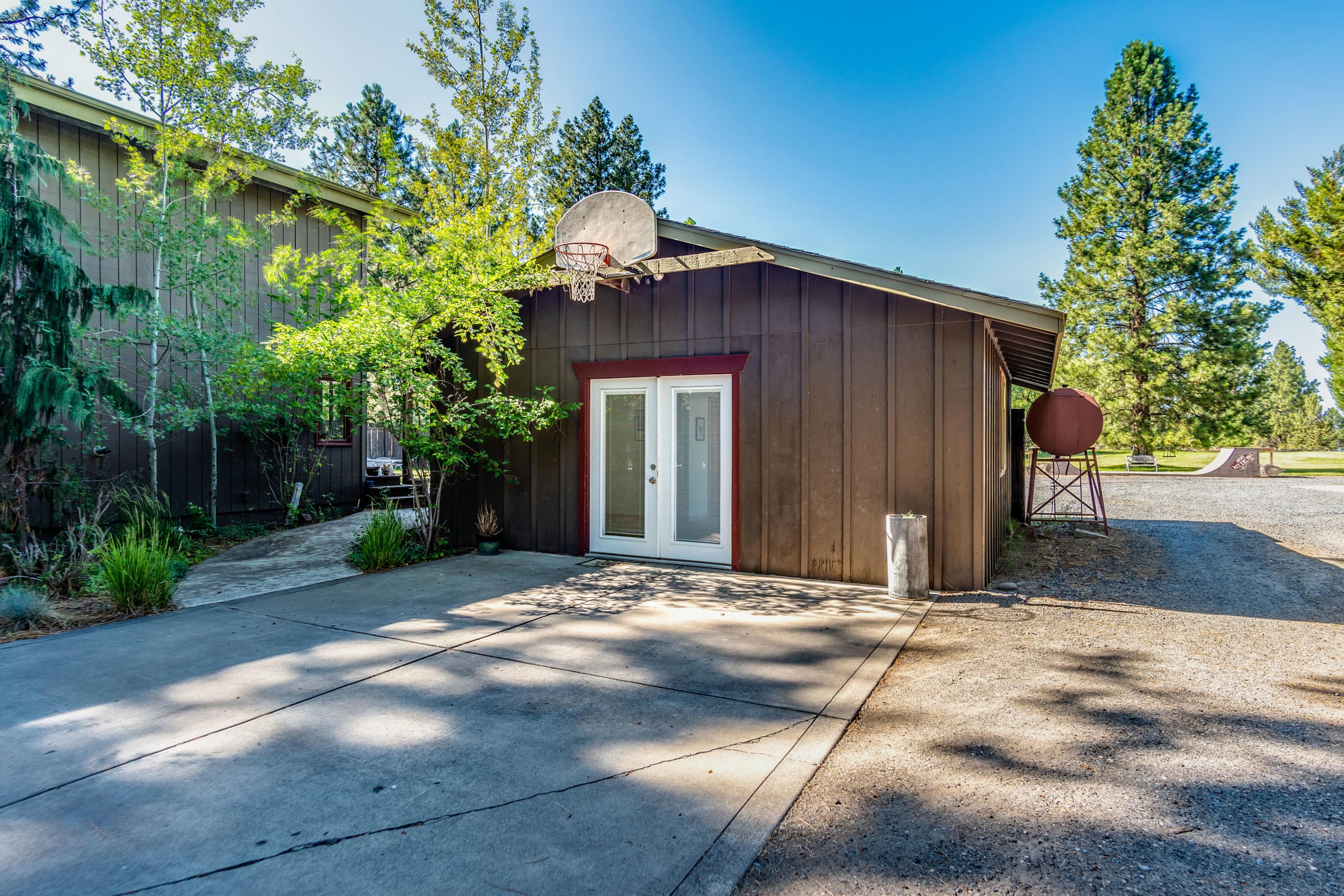 19238 Baker Road Bend, OR 97702 - Photo 46 of 64 Detached 441 SF Office/Art Studio space with Cork Flooring & Skylights & Heat