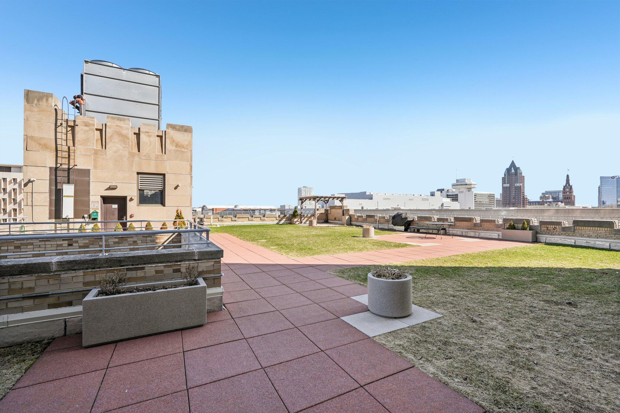 606 West Wisconsin Avenue, Unit 309 Milwaukee, WI 53203 - Photo 32 of 42 Rooftop