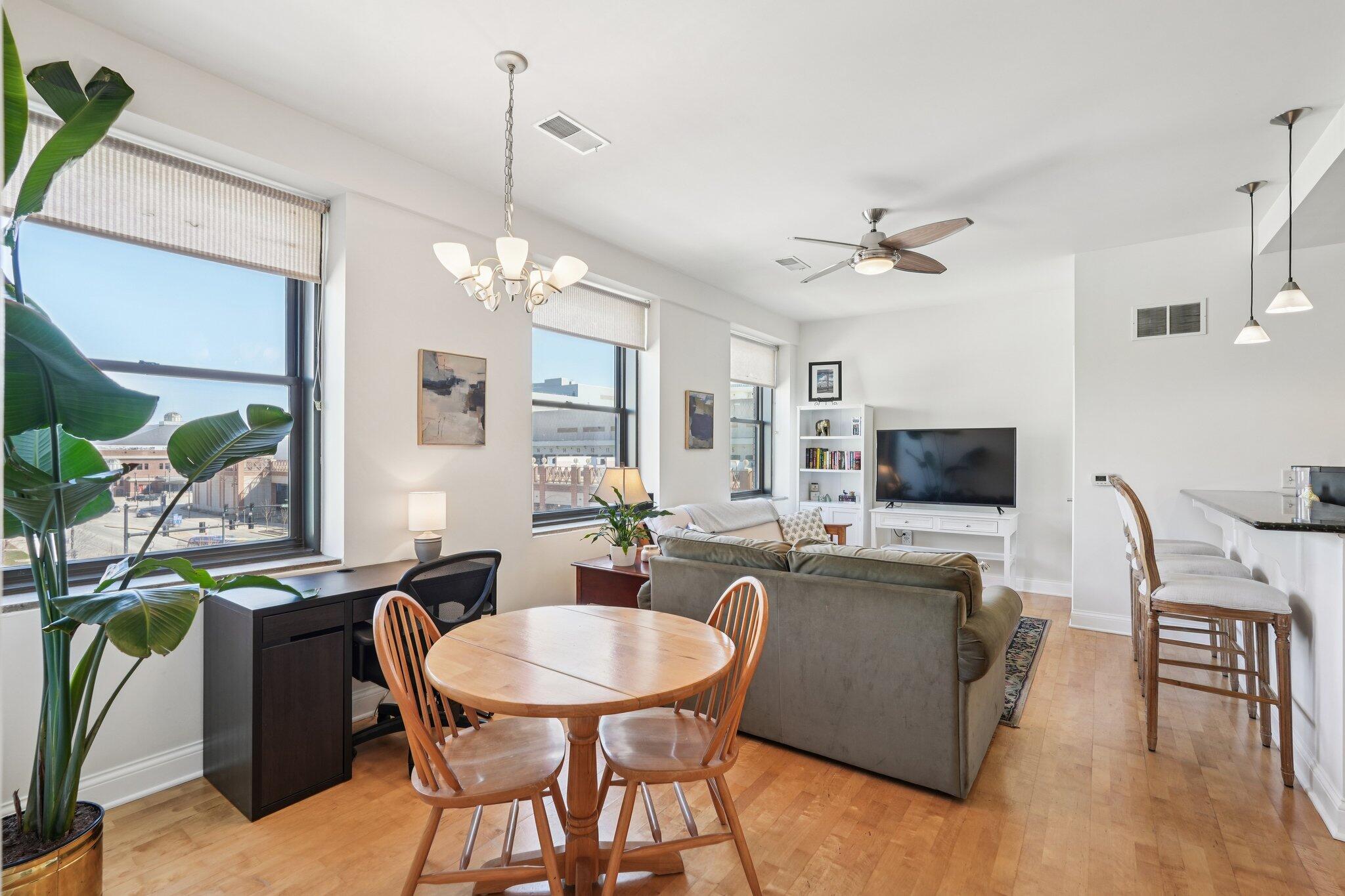 606 West Wisconsin Avenue, Unit 309 Milwaukee, WI 53203 - Photo 4 of 42 Light & Bright Condo