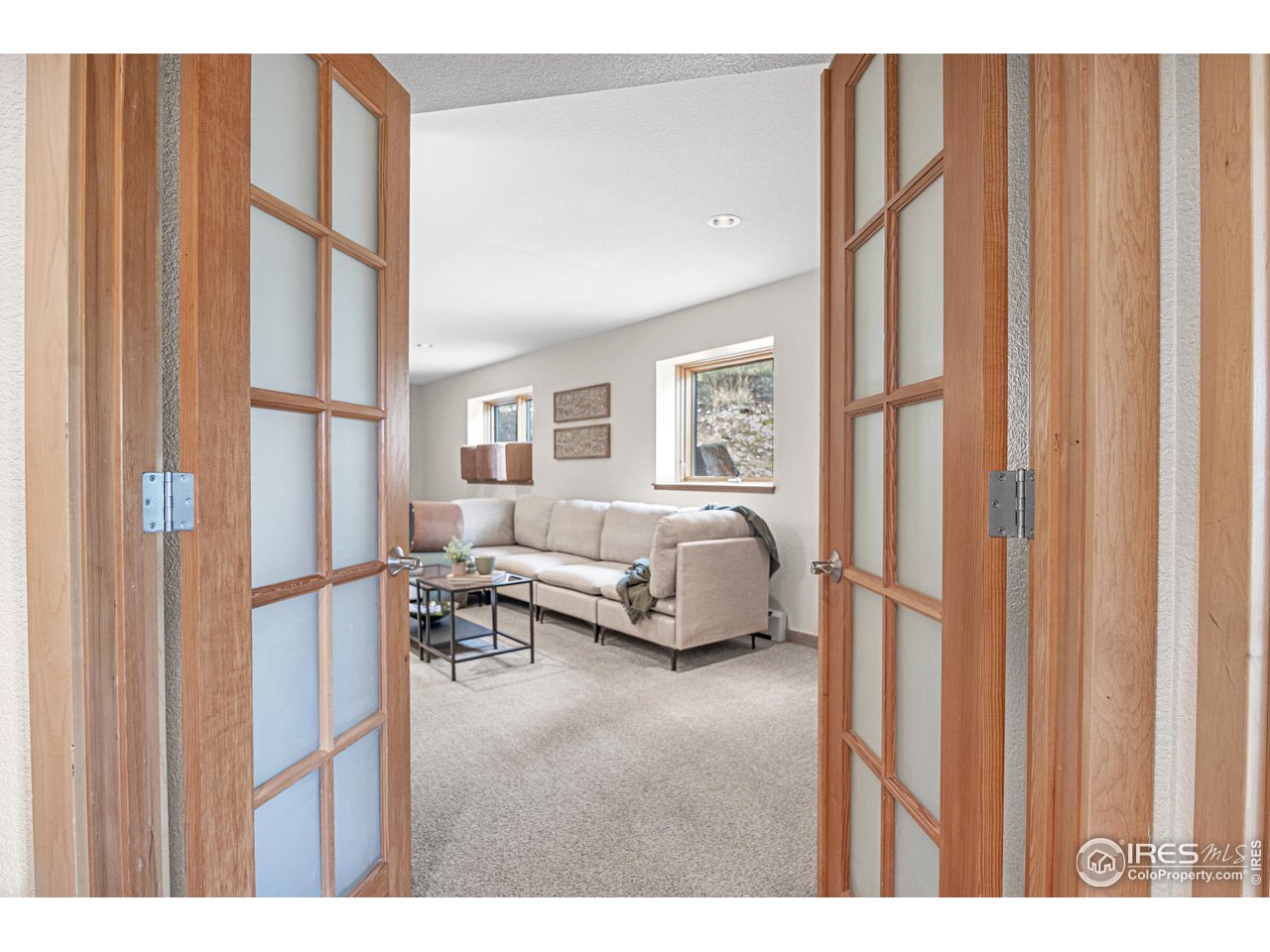 1107 Mountain Pines Road Boulder, CO 80302 - Photo 15 of 40 a living room with furniture and a window