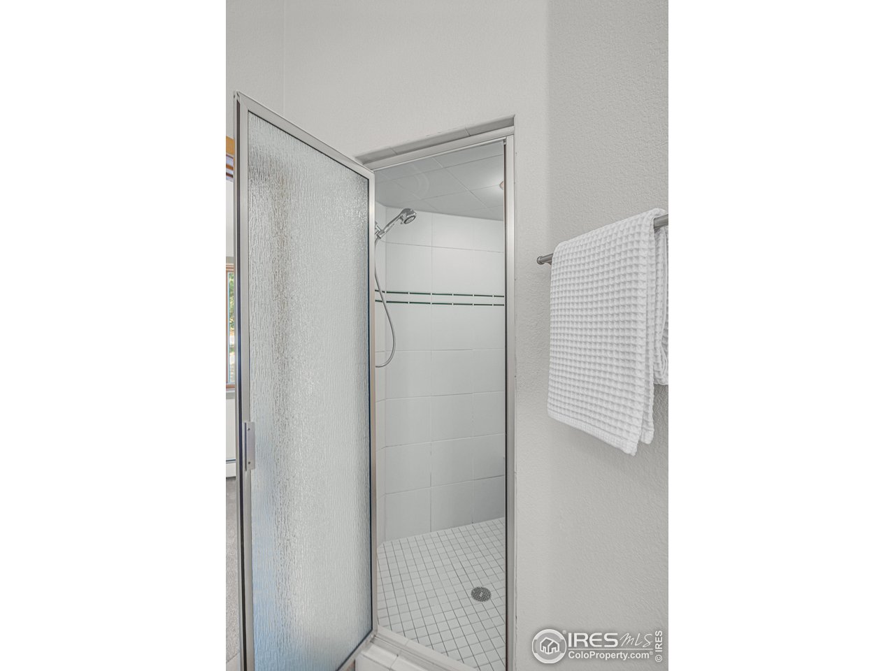 1107 Mountain Pines Road Boulder, CO 80302 - Photo 33 of 40 a bathroom with a shower and a mirror