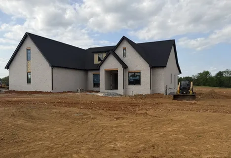 a view of a house with backyard