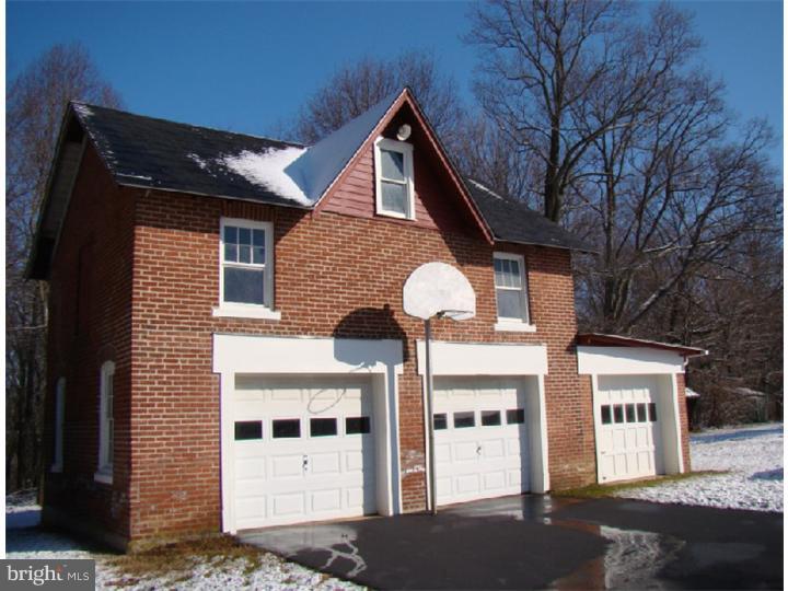 2435 Strasburg Road East Fallowfield, PA 19320 - Photo 3 of 25 Garage