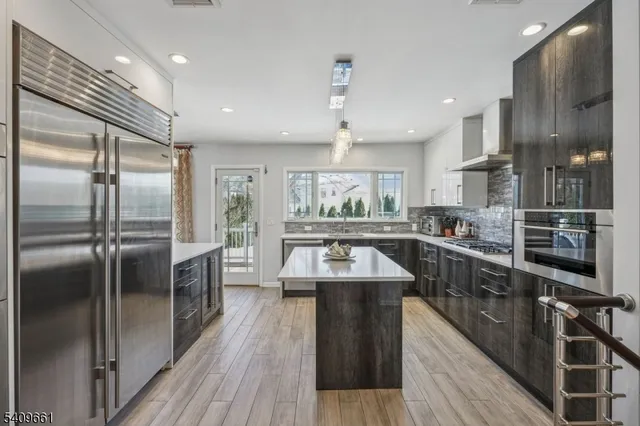 $1,698,000 | 33 Haran Circle, Millburn, NJ 07041