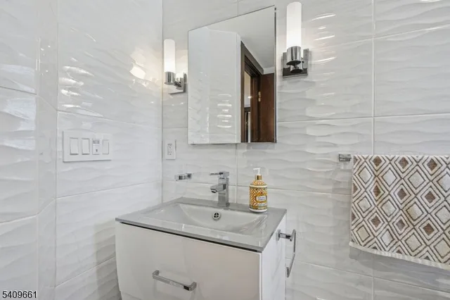 $1,698,000 | 33 Haran Circle, Millburn, NJ 07041