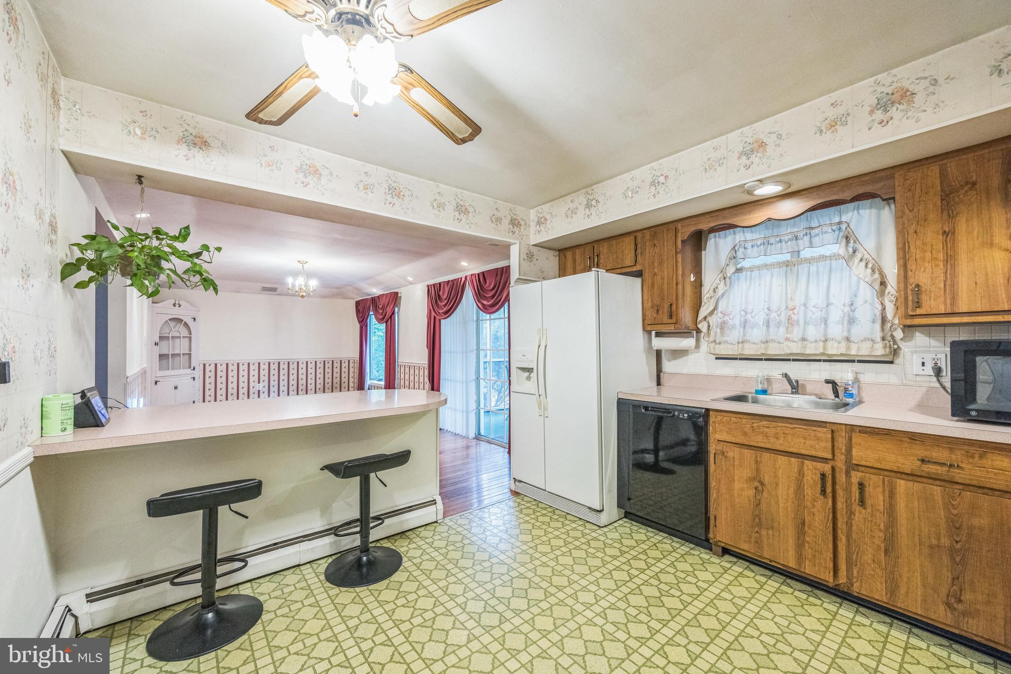 8 Lawrence Road Audubon, PA 19403 - Photo 21 of 36 Kitchen peninsula