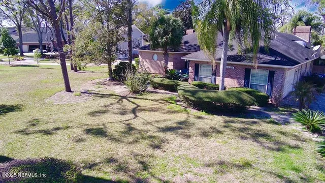 a view of a house with a yard