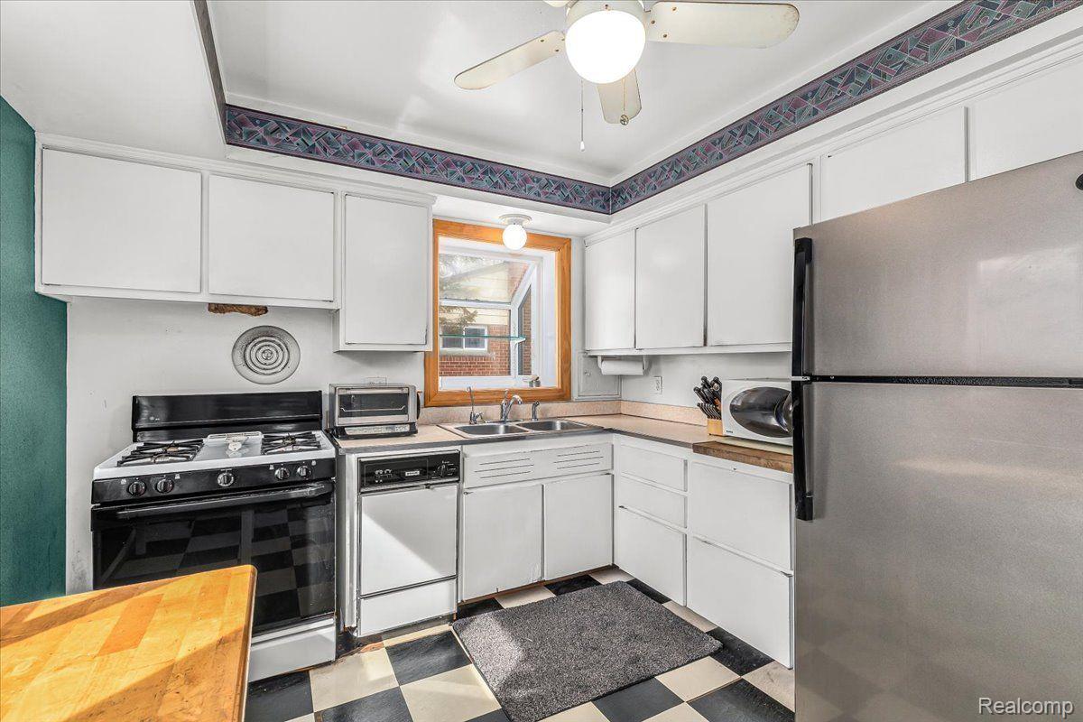 17523 Rougeway Street Livonia, MI 48152 - Photo 9 of 28 Gallery Image 9