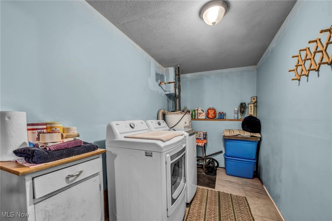 4743 County Line Road Newton Falls, OH 44444 - Photo 29 of 36 Laundry room featuring separate washer and dryer and a textured ceiling