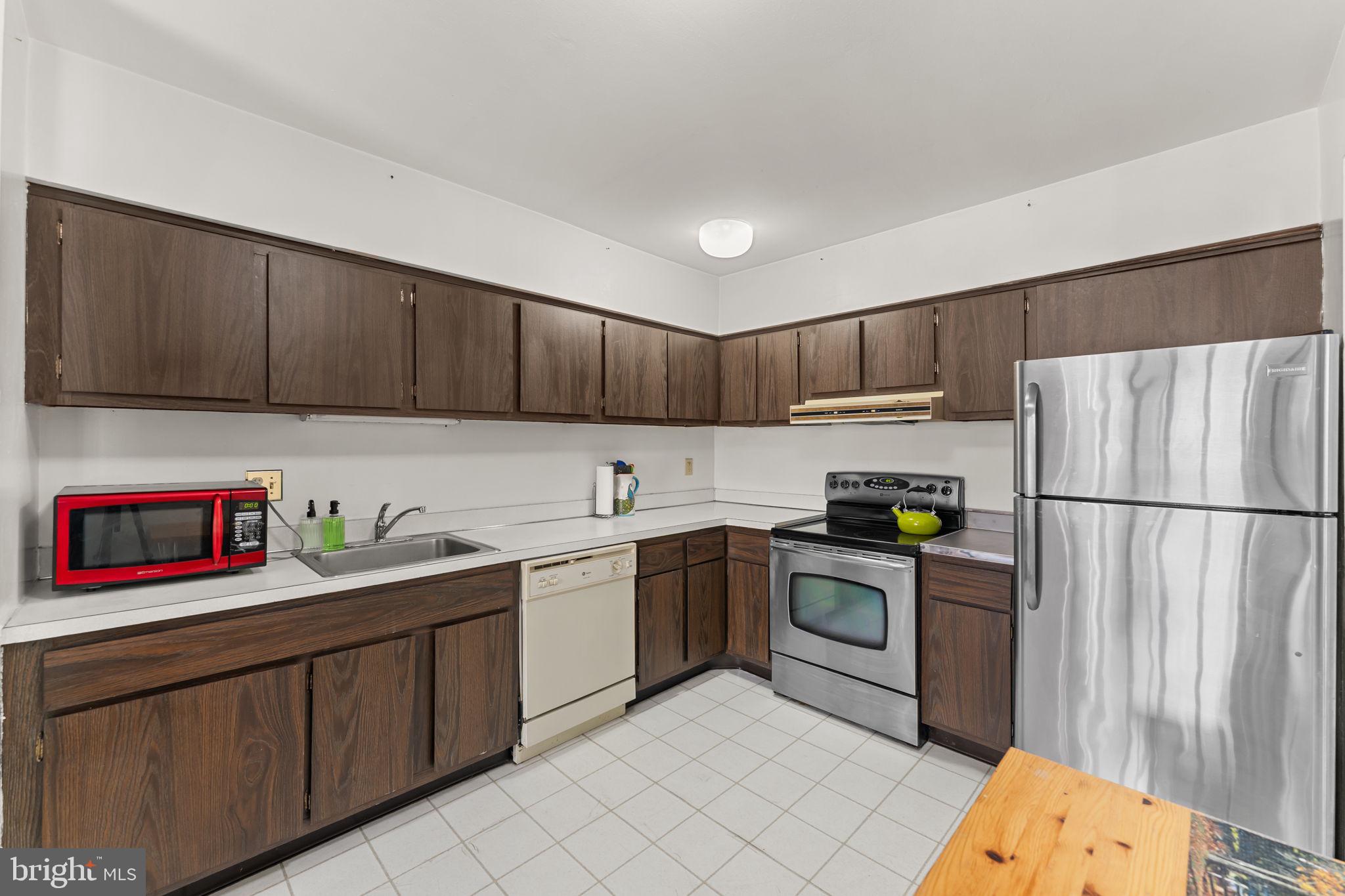 108 Raintree Lane, Unit 108 Malvern, PA 19355 - Photo 10 of 27 Spacious kitchen.