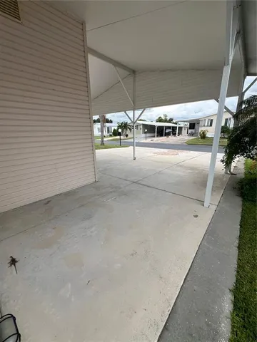 a view of garage yard