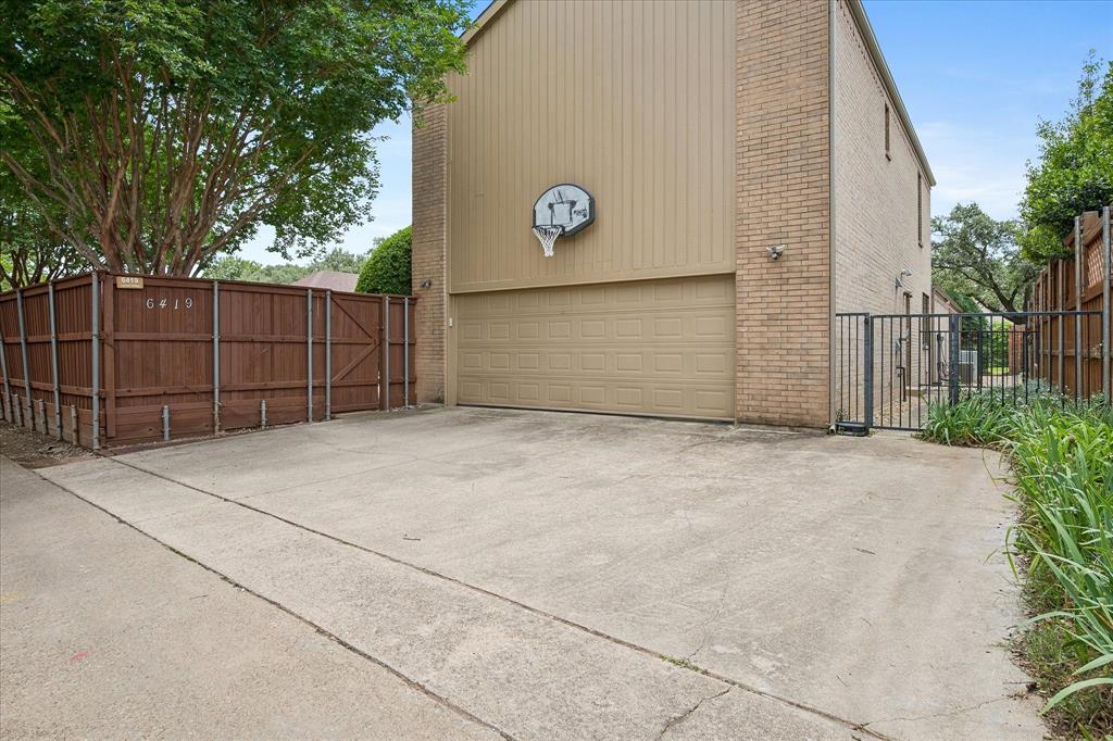 6419 Laurel Valley Road Dallas, TX 75248 - Photo 33 of 34 a view of a garage