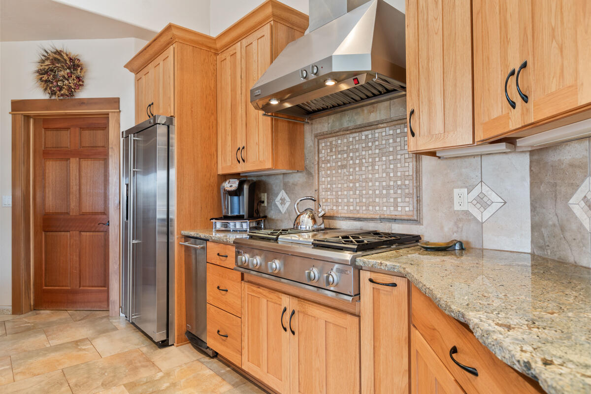 22143 Rickard Road Bend, OR 97702 - Photo 5 of 49 20220315-IMGL7971AROUNDTHEBENDREALESTATE