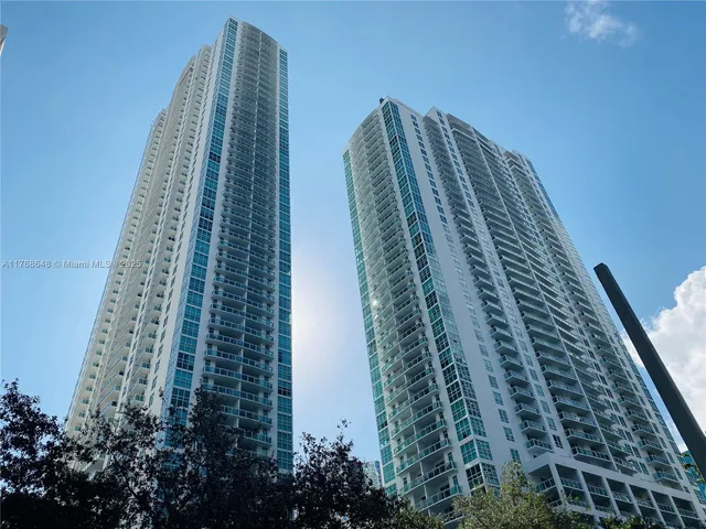 $715,000 | 950 Brickell Bay Drive, Unit 2706, Miami, FL 33131