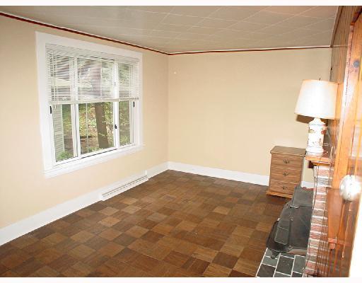 405 Beaver Road Edgeworth, PA 15143 - Photo 3 of 8 Living Room.