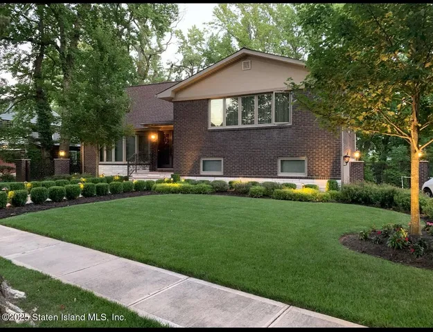 $1,850,000 | 14 Merrick Avenue | Todt Hill