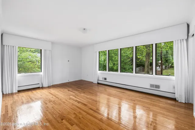 $1,850,000 | 14 Merrick Avenue | Todt Hill