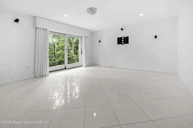 $1,850,000 | 14 Merrick Avenue | Todt Hill