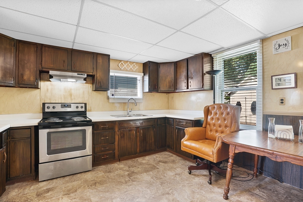 63 Edgewood Street Springfield, MA 01109 - Photo 8 of 29 Gallery Image 8