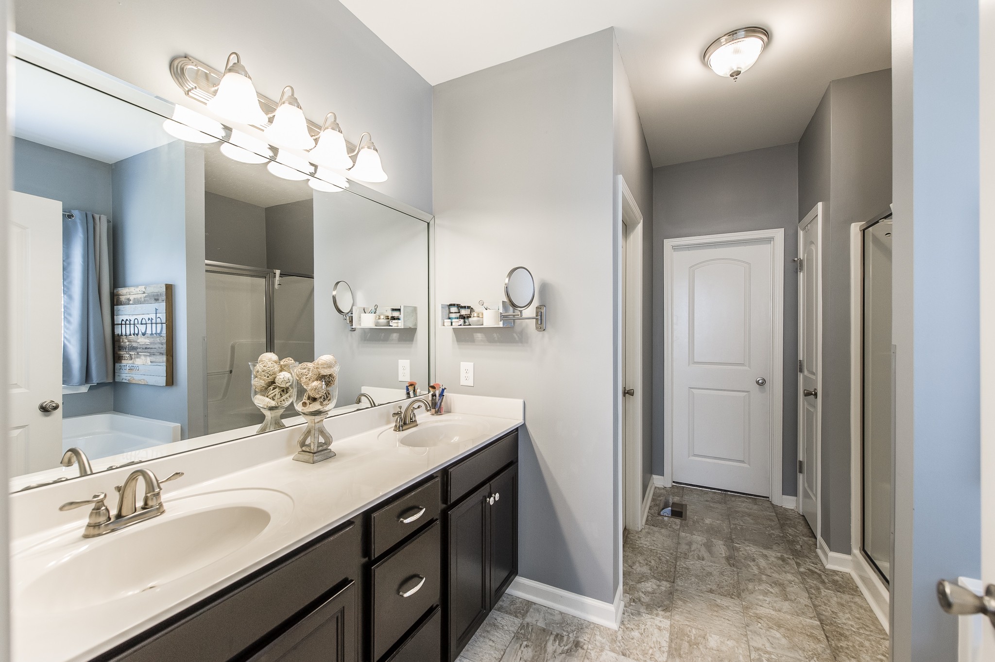 114 Monteview Drive Hendersonville, TN 37075 - Photo 25 of 42 a bathroom with a sink double vanity and a mirror