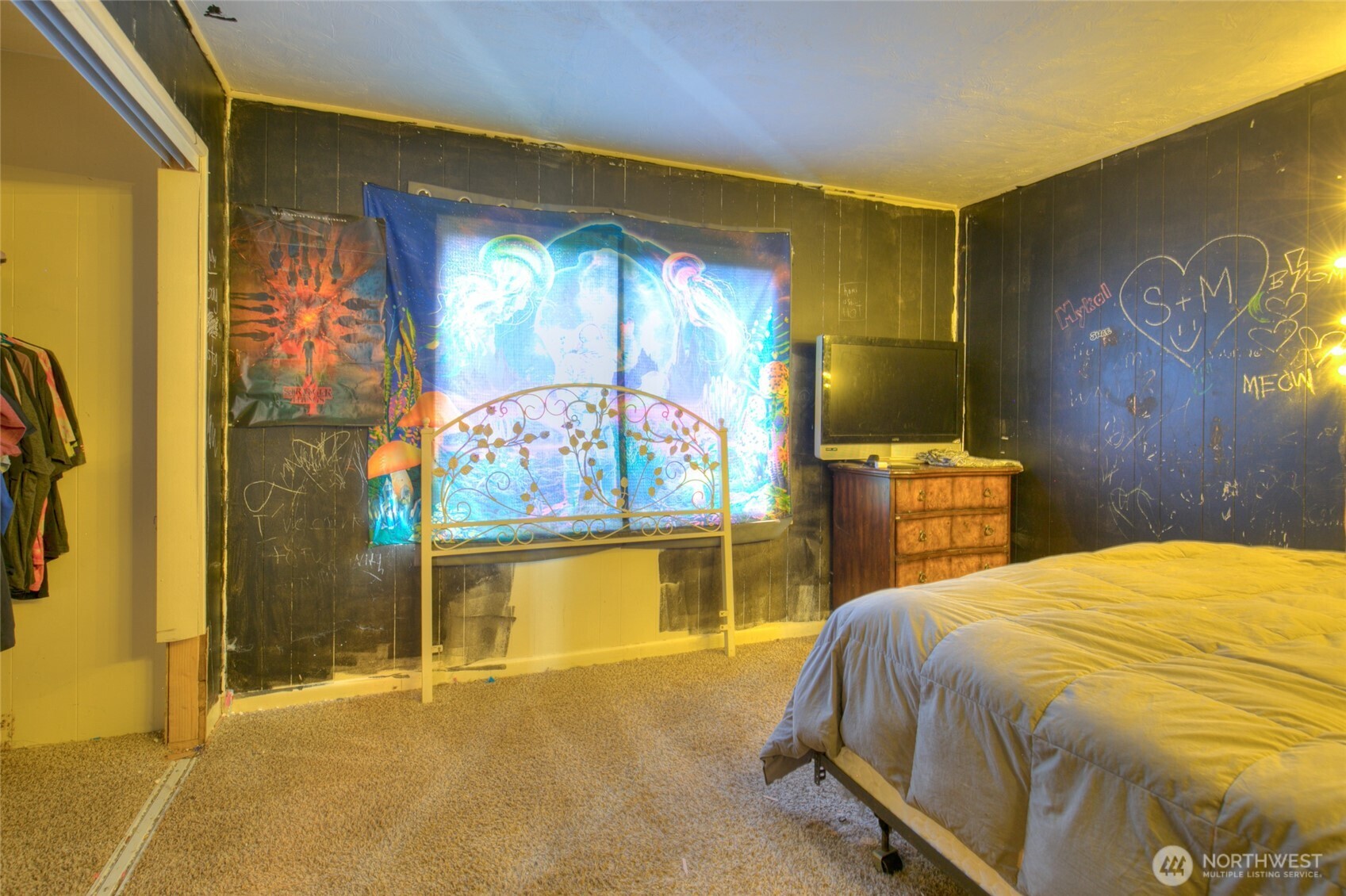 102 Elma Street Copalis Beach, WA 98535 - Photo 20 of 23 a bedroom with a bed and a table