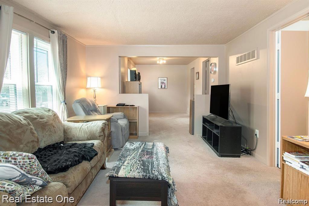 2638 Emmons Avenue Rochester, MI 48307 - Photo 12 of 28 DSC_0018.jpg