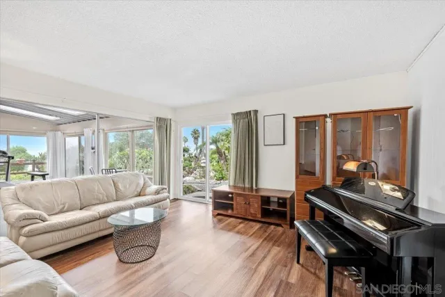 $2,750,000 | 7202 Via Capri, La Jolla, CA 92037