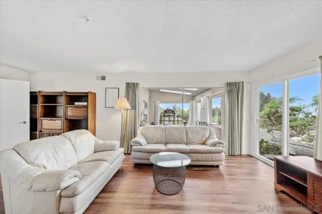 $2,750,000 | 7202 Via Capri, La Jolla, CA 92037
