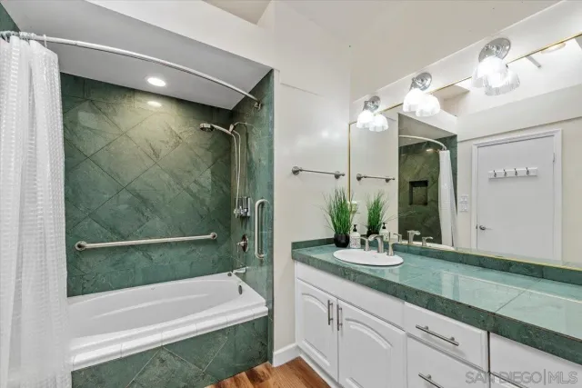 $2,750,000 | 7202 Via Capri, La Jolla, CA 92037