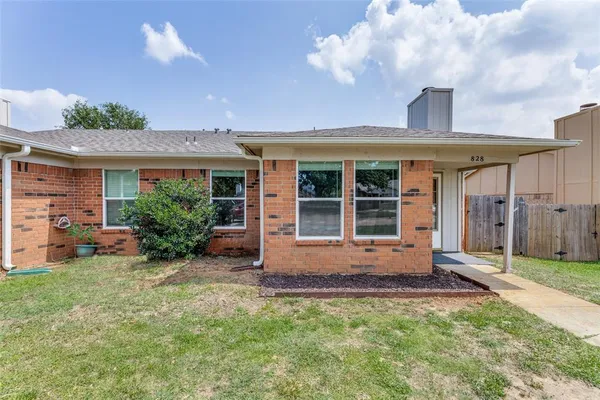 $179,500 | 828 Woodland Court, Kennedale, TX 76060