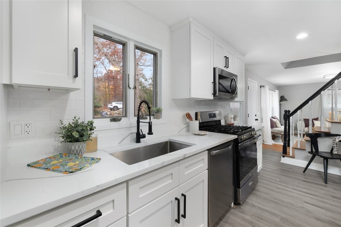 374 Crandall Road Tiverton, RI 02878 - Photo 6 of 25