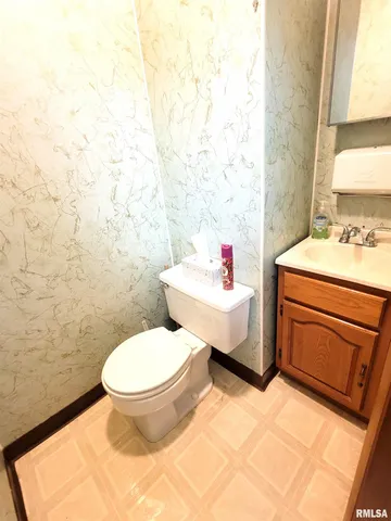 $149,000 | 119 West 2nd Street, Flora, IL 62839