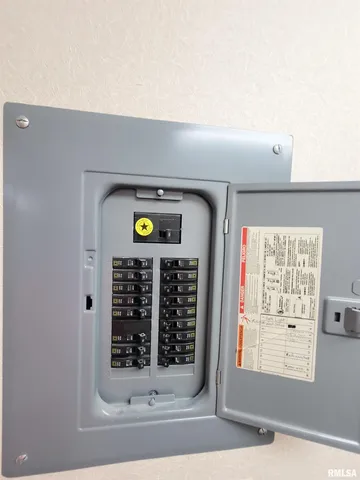 $149,000 | 119 West 2nd Street, Flora, IL 62839