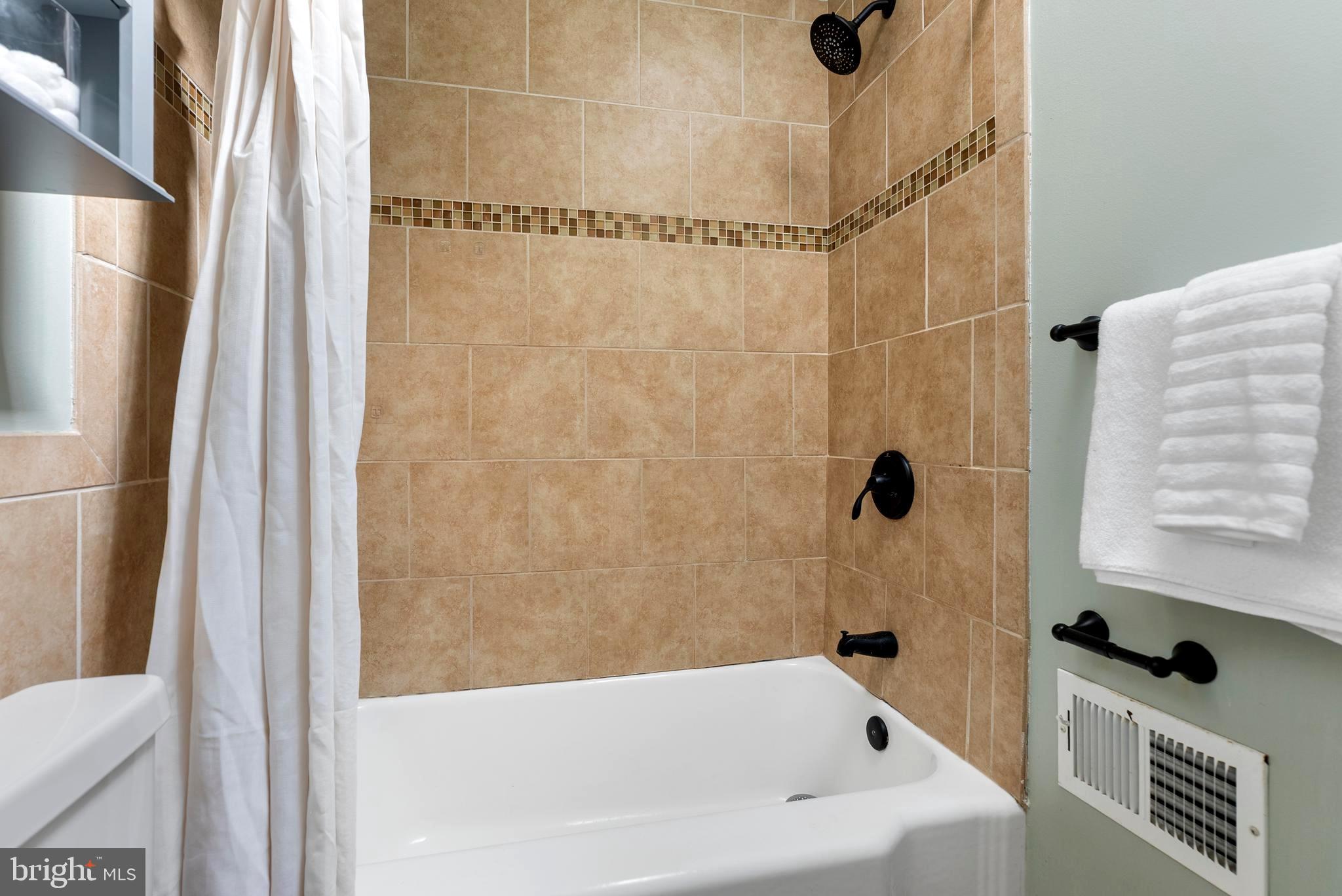 280 South Robinson Street Baltimore, MD 21224 - Photo 26 of 40 a bathroom with a bathtub and shower