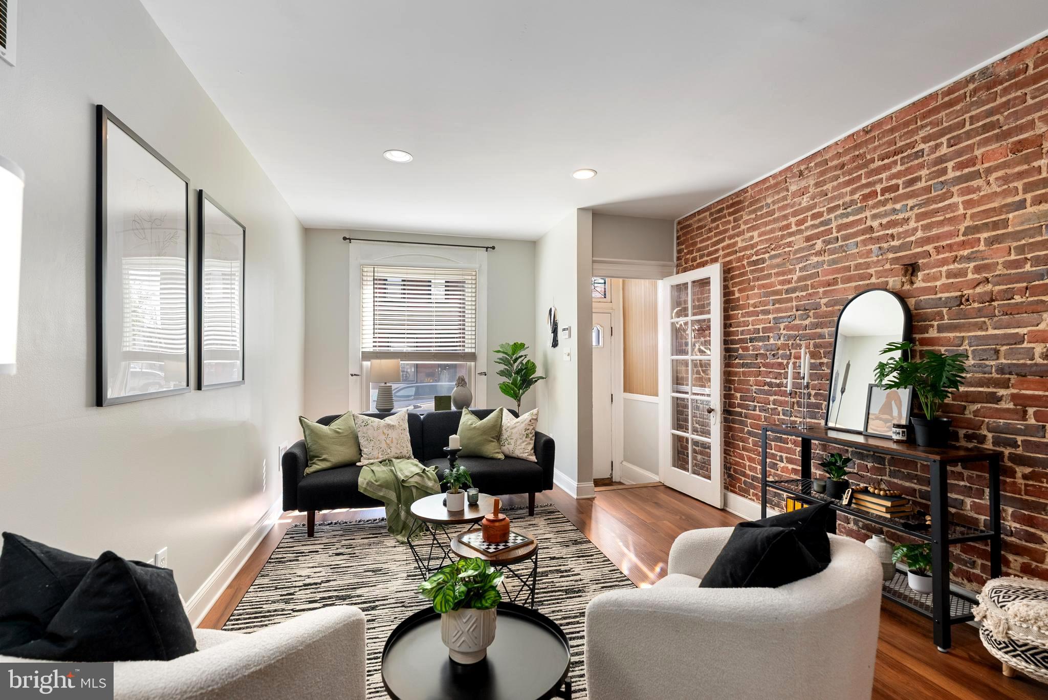 280 South Robinson Street Baltimore, MD 21224 - Photo 5 of 40 a living room with furniture and a potted plant