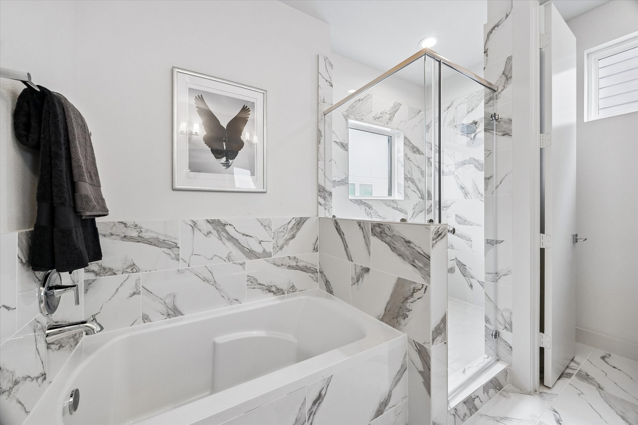 1310 Hussion Street Houston, TX 77003 - Photo 20 of 34 Imagine relaxing in this wonderful soaker tub.