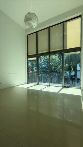 $800,000 | 6000 Collins Avenue, Unit 323, Miami Beach, FL 33140