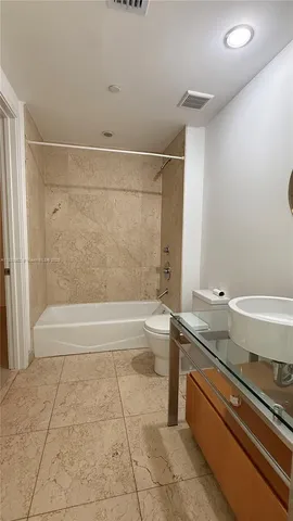 $800,000 | 6000 Collins Avenue, Unit 323, Miami Beach, FL 33140