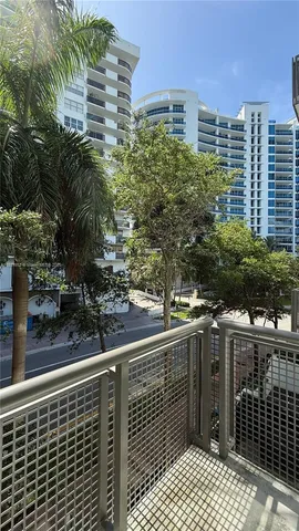 $800,000 | 6000 Collins Avenue, Unit 323, Miami Beach, FL 33140