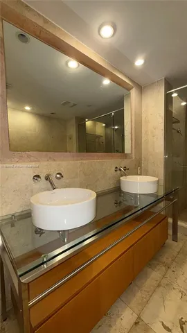 $800,000 | 6000 Collins Avenue, Unit 323, Miami Beach, FL 33140