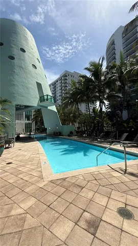 $800,000 | 6000 Collins Avenue, Unit 323, Miami Beach, FL 33140