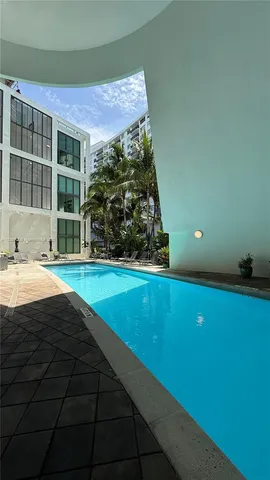 $800,000 | 6000 Collins Avenue, Unit 323, Miami Beach, FL 33140