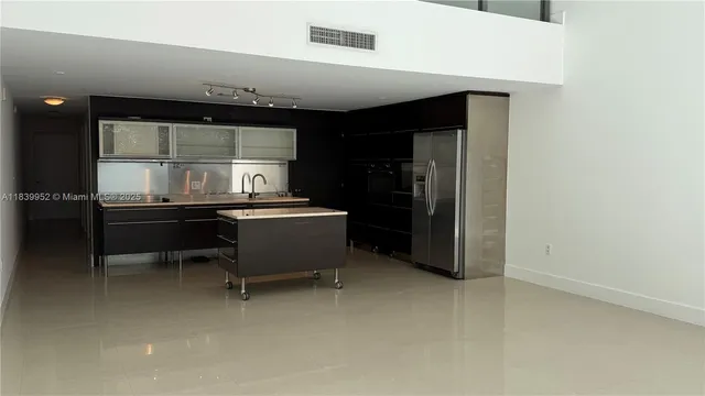 $800,000 | 6000 Collins Avenue, Unit 323, Miami Beach, FL 33140