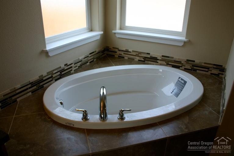 21160 Southeast Reed Market Road Bend, OR 97702 - Photo 9 of 18 Additional Photo